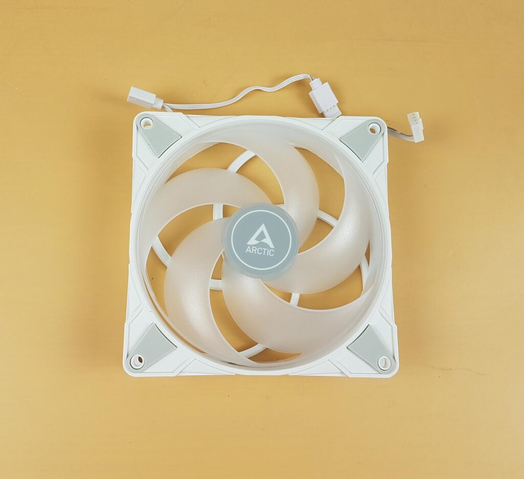 ARCTIC Liquid Freezer III 420 ARGB White Fan 1